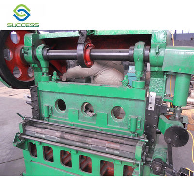 Çin Kare delik şekli paslanmaz çelik genişletilmiş metal makine 0,5-8mm kalınlığı için Tedarikçi